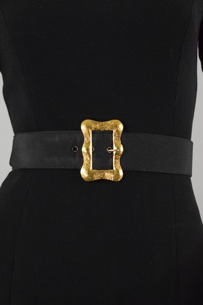 null CHANEL

Belt covered with black taffeta with large hammered gold buckle. 
Worn...