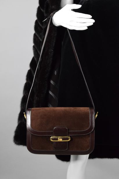 null CELINE 
Circa 1970

Bag model "Calèche" in suede and chocolate leather, golden...