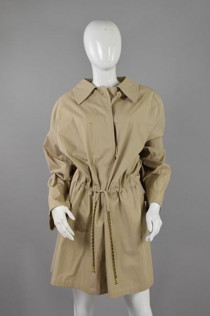 null CHANEL
Circa 1985

Raincoat in beige cotton, single central buttoning, detail...