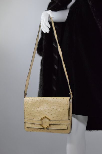 null CHRISTIAN DIOR 
Circa 1980

Rare beige ostrich leather bag with gold jewelry,...