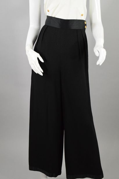 null CHANEL Boutique 
Circa 1990

Rare fluid pants in satin and black ribbed silk,...