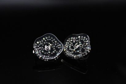 null CHANEL

Pair of black plexiglass ear clips with rhinestones. 
Signed on the...