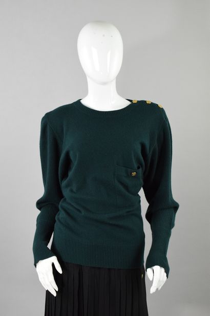 null CHANEL 
Circa 1990

Green cashmere sweater, round collar, buttoning on the side...