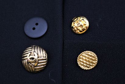 null CHANEL 

Lot of four buttons, including braided and quilted, and scrap fabric,...
