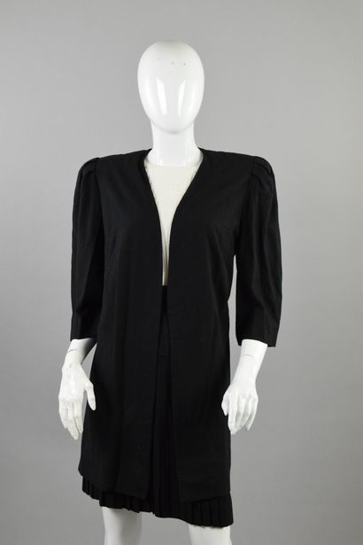 null EMMANUELLE KHANH

Black jacket in light cotton knit with pleated mid-length...