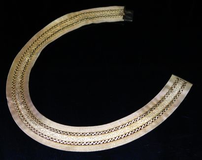 null CHRISTIAN DIOR
1962 

Très rare collier ruban en métal doré à diverses mailles...