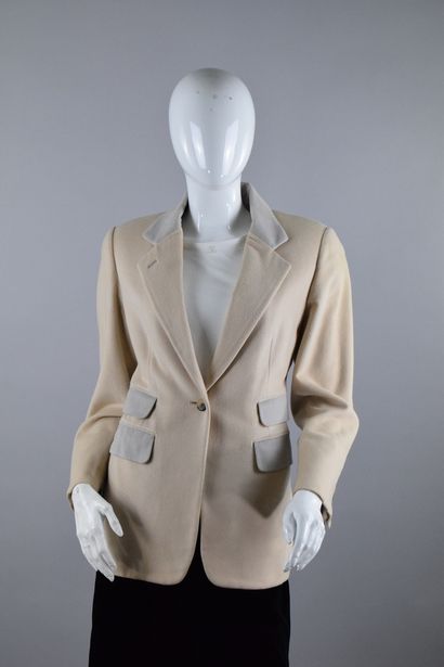 null HERMES PARIS 

Two-tone beige and greige cashmere jacket, one central button,...