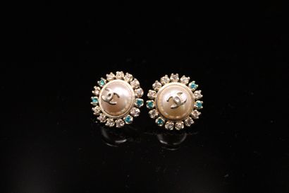null CHANEL 

Pair of ear studs decorated with a pearl signed in the center and surrounded...