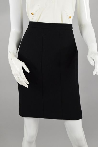 null CHANEL Boutique
Fall/Winter 1995

Black bouclette skirt, three buttons at the...