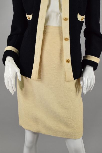 null CHANEL Boutique
Fall/Winter 1988

Skirt in beige bouclette, zipped back. 
White...