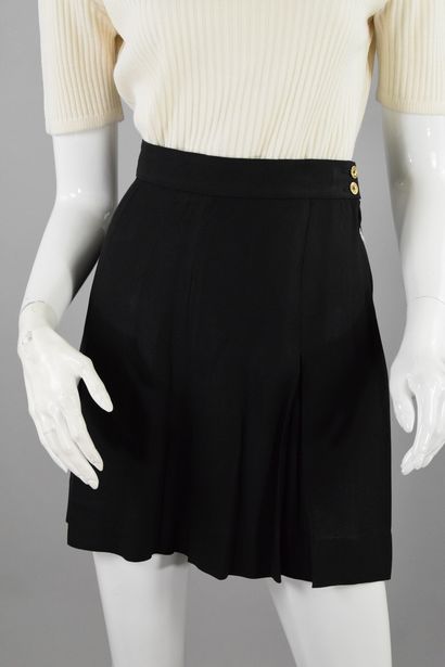 null CHANEL 
Circa 1990

Silk short skirt with front pleats, zipped on the side
Gold...
