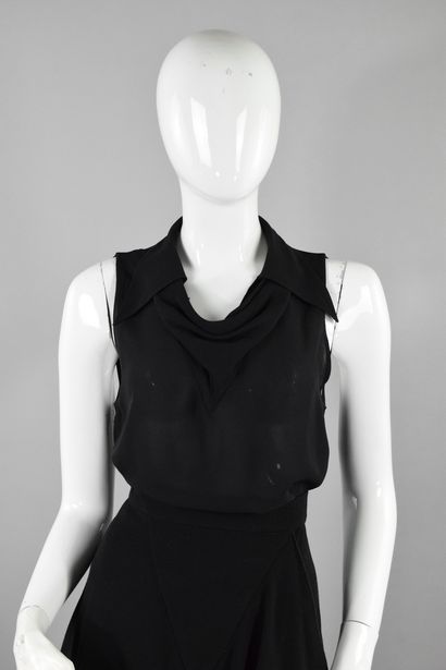 null CHANEL Boutique
Fall/Winter 1991

Sleeveless black muslin top with graphic pleated...
