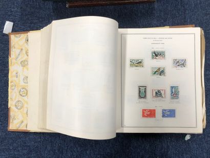 null Petite collection de timbres France et étrangers neufs et oblitérés. 
Une boîte...