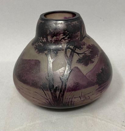 null VAL 
Vase en verre multicouche dégagé à l'acide à décor de paysage, de couleur...