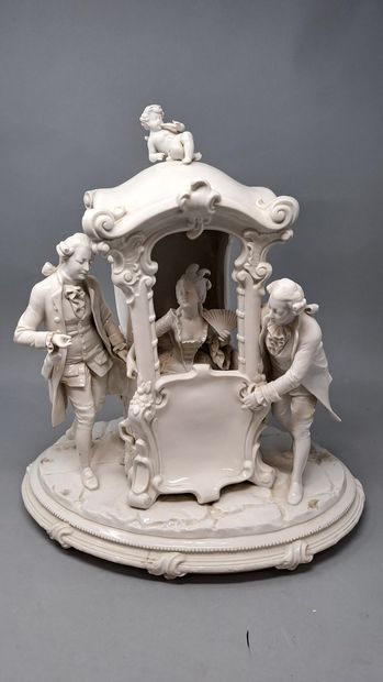 null CAPODIMONTE
Groupe en biscuit émaillé blanc figurant une femme assise dans une...