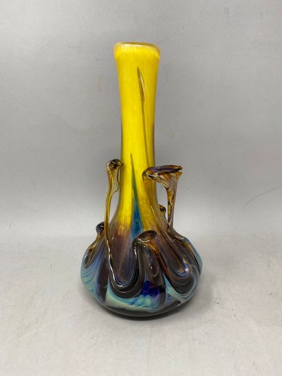 null SABA Marcel (1946) 
Vase soliflore en verre de couleur jaune et bordeau
Signé...