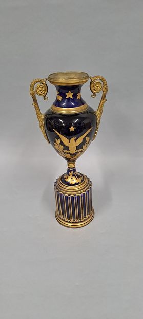 null Sèvres (dans le goût),
 Vase en porcelaine à décor centrale du chiffre de Napoléon...