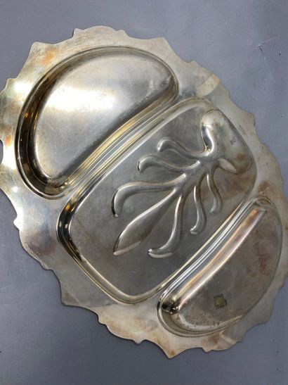 null Important plat de forme ovale en métal argenté à bords chantournés composé de...