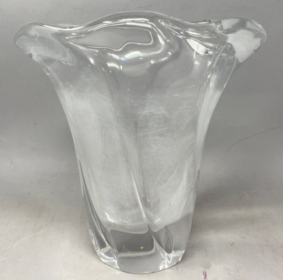null DAUM FRANCE 
Vase en verre signé au pied "Daum France" 
Hauteur : 27 cm.
(A...
