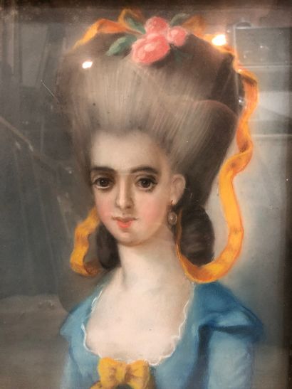 null ECOLE XIXème 
Portrait de femme dans le goût du XVIIIème 
à vu 4.3 x 26.2 cm...
