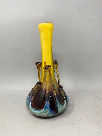 null SABA Marcel (1946) 
Vase soliflore en verre de couleur jaune et bordeau
Signé...