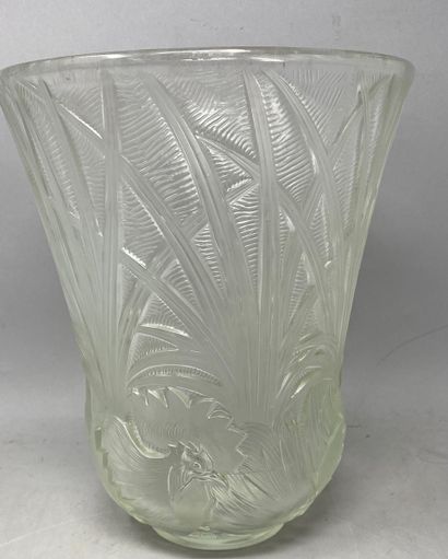 null VERLYS
Vase en verre pressé et moulé à décor de coqs dans un entourage de feulles....
