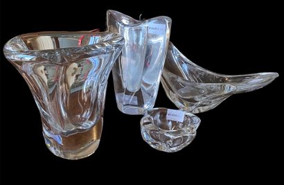 null Un ensemble de verrerie Daume France, comprenant deux vases, une coupe et un...