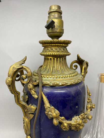 null Vase monté en lampe dans le gout de Sèvres
Monture en bronze doré rocaille richement...