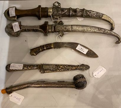 Lot including 3 daggers, 1 knife and 1 pipe...