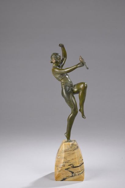 null LIPCHYTZ Samuel, 1880-1943
Dancer with a bird
bronze with green patina and painted...