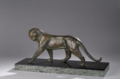 null DECOUX Michel, 1837-1924
Panthère
bronze à patine brun clair nuancée sur un...