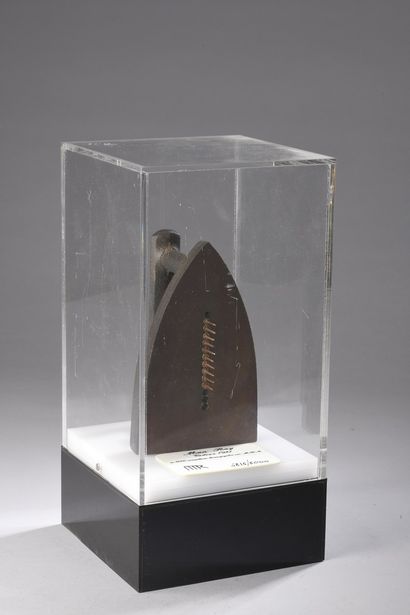 null MAN RAY, 1890-1976
Gift, 1921
iron and nails in a plexiglass case, copy 
n°4815/5000,...