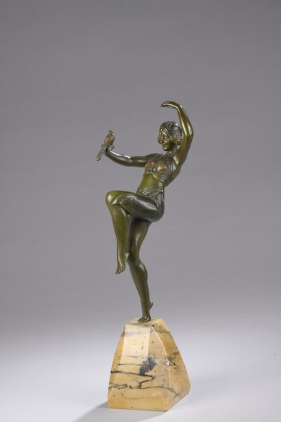 null LIPCHYTZ Samuel, 1880-1943
Danseuse à l’oiseau
bronze à patine verte et rehauts...