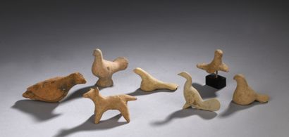 null Lot of six figurines of stylized birds and a figurine of canid.
Beige terracotta.
Great...