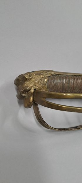 null Sabre d'officier volontaire. Garde en bronze dite à "garde tournante". Pommeau...