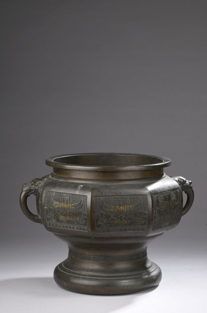 null CHINE - Fin XIXe siècle
Cache-pot en bronze à patine brune, de forme octogonale...