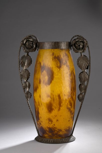 null André DELATTE (1887 - 1953)
Vase ovoïde en verre marmoréen orangé et violet...