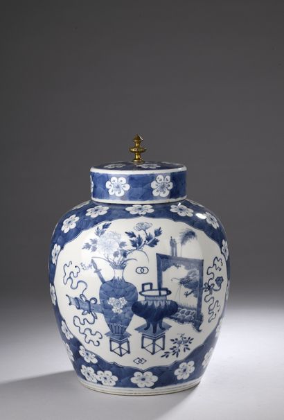 null CHINA - 19th century
Large porcelain ginger pot decorated in blue underglaze...