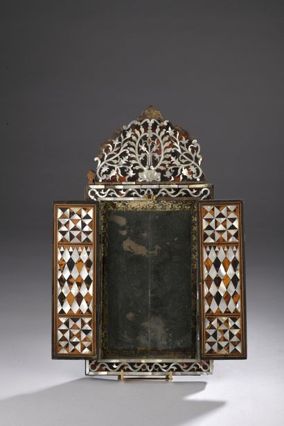 null Miroir Ottoman de forme rectangulaire en marqueterie de bois, nacre et écaille...