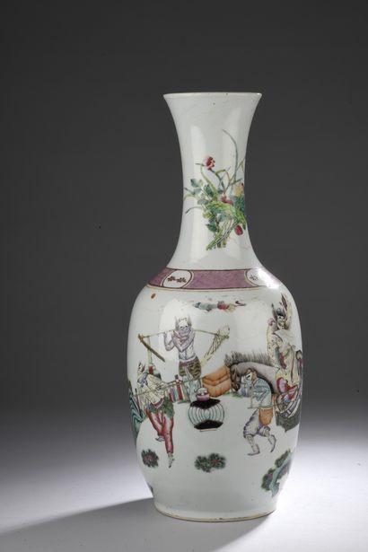 null CHINA - Republic period - MINGUO (1912 - 1949)
Porcelain baluster vase decorated...