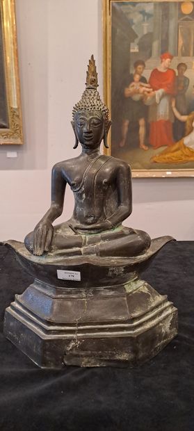 null LAOS - 18th/19th century
Buddha in bronze with a brown patina, seated in virasana...