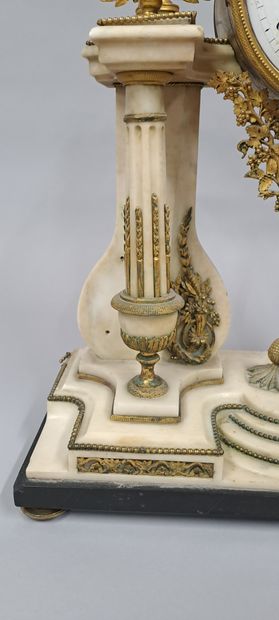 null Important portico clock in white marble and gilt bronze
Rectangular base in...