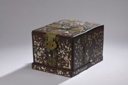 null INDOCHINA - 19th century
Beauty case with two doors inlaid with mother-of-pearl...