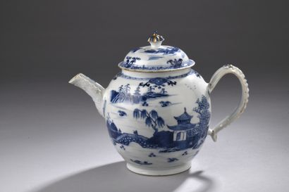 null CHINA, Compagnie des Indes - QIANLONG period (1736 - 1795)
Large porcelain teapot...