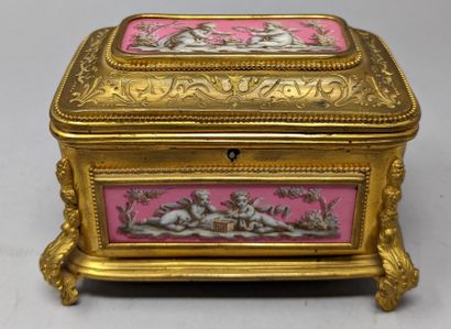 null House of TAHAN
Box in gilt bronze and chased, the front and the lid decorated...