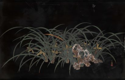 JAPON - XXe siècle
Panneau en laque noire...
