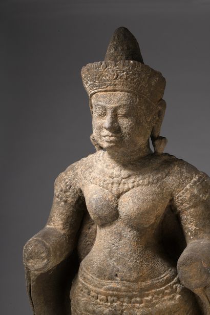 null CAMBODIA - Khmer period, ANGKOR VAT, 12th century
Female sandstone divinity...