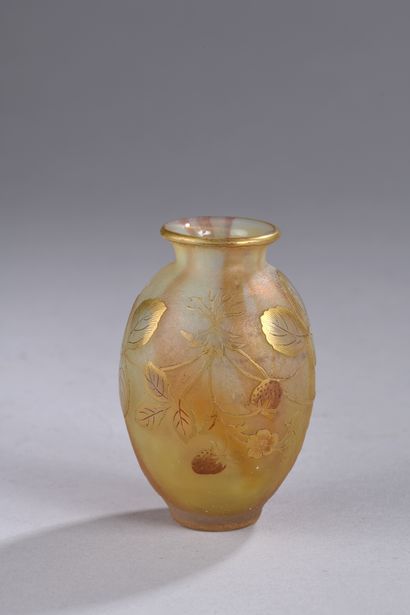 null DAUM -NANCY
Small ovoid vase with shoulders. Proof in opalescent glass with...