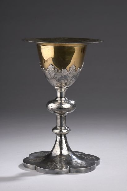 null Chalice and paten in engraved and gilded silver. Chalice with a poly-lobed foot...