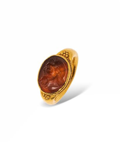 18k (750°) yellow gold ring set with a carnelian...